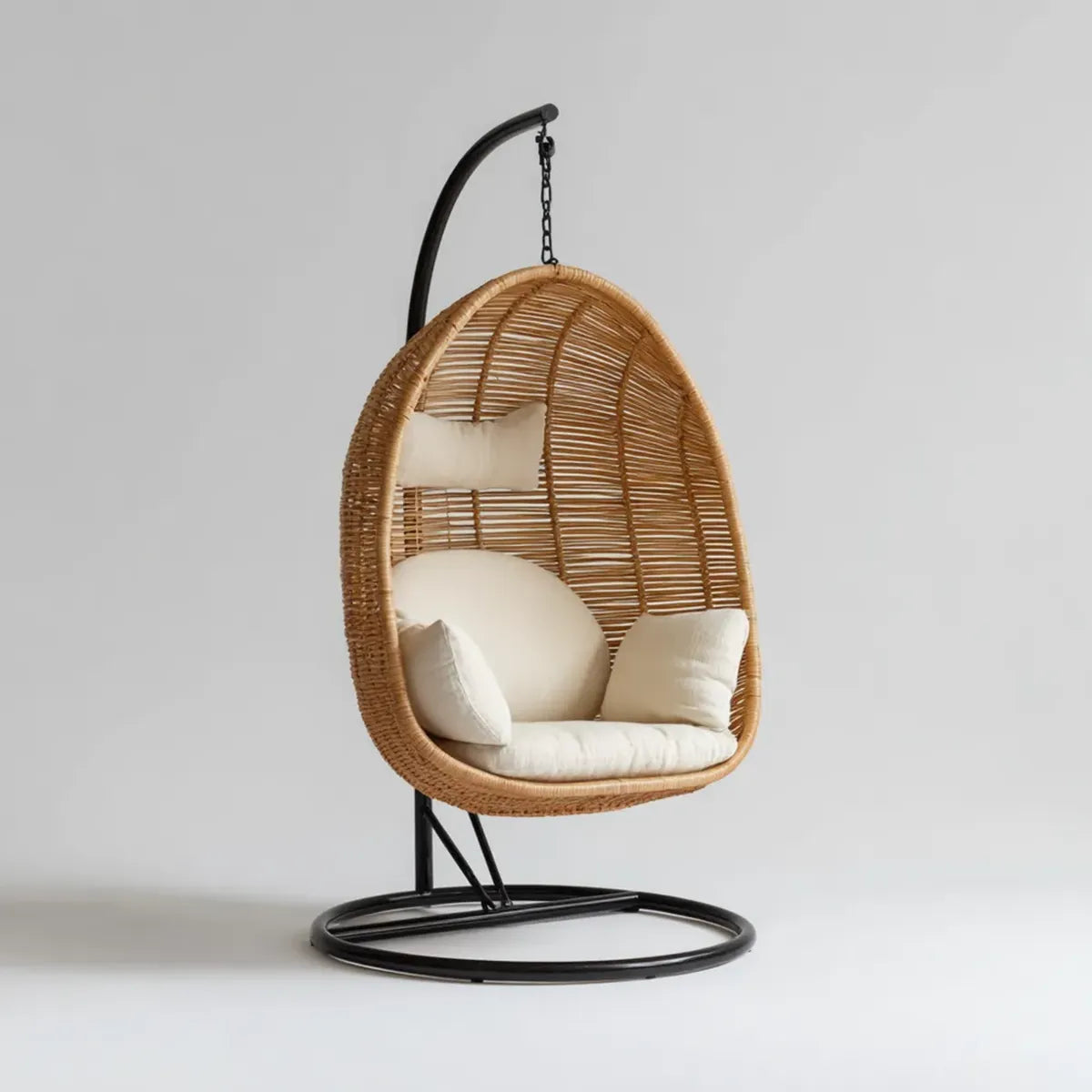 Fauteuil suspendu sur pied en rotin naturel beige et acier noir forme œuf 105 x 105 x 195 cm