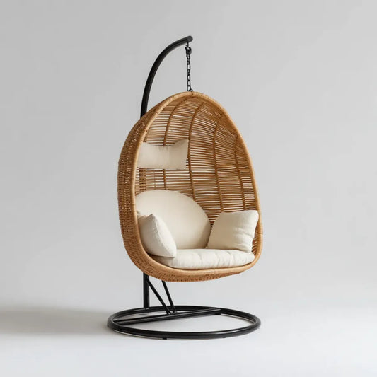 Fauteuil suspendu sur pied en rotin naturel beige et acier noir forme œuf 105 x 105 x 195 cm
